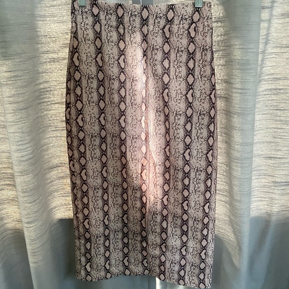 Kittenish Snakeskin Skirt - Picture 4 of 6